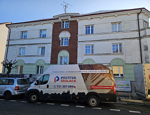 Zateplení stropu bytového domu pomocí foukané izolace